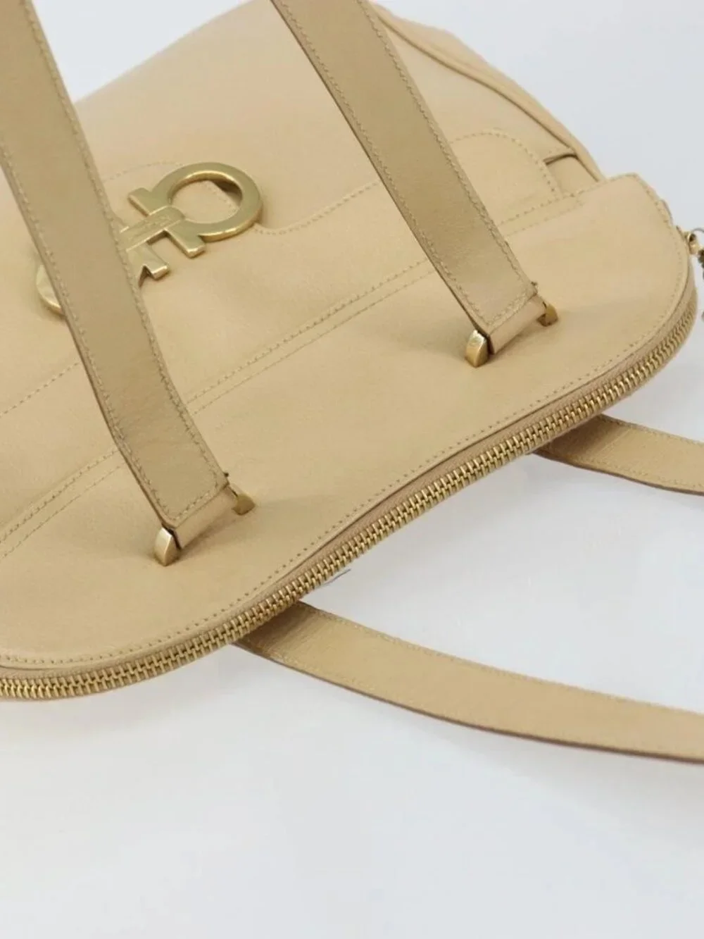 Salvatore Ferragamo Gancini Shoulder Bag Leather Beige Gold Auth 161430